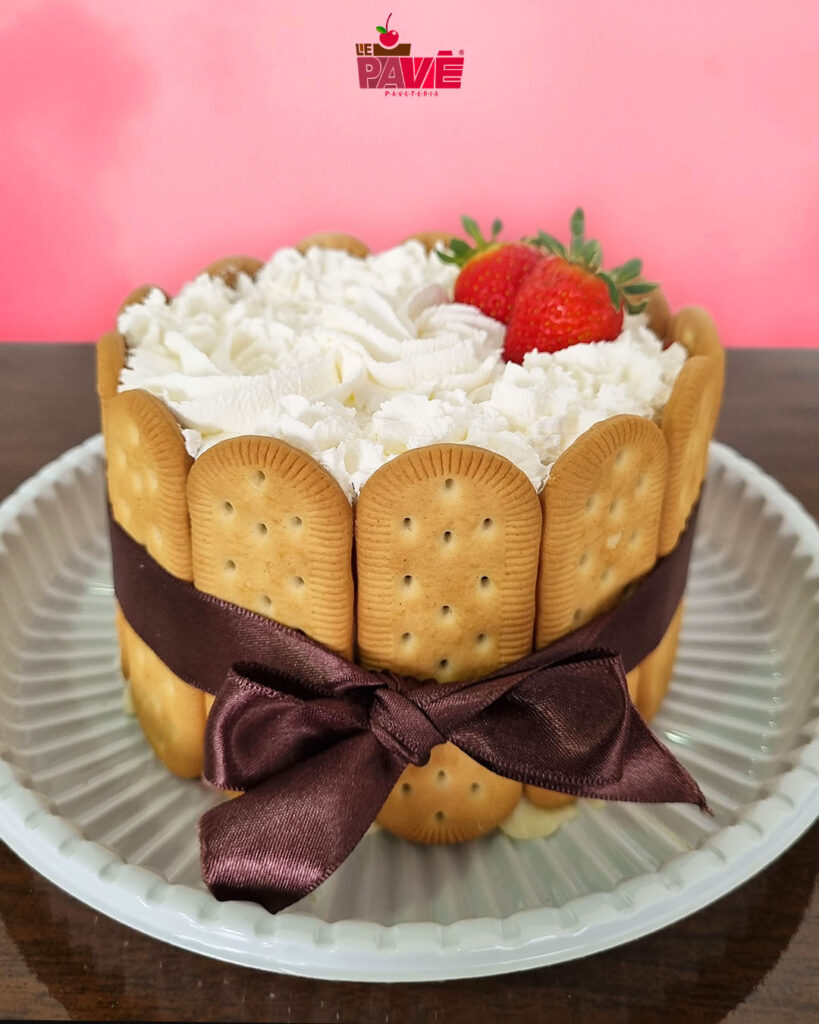 sobremesa pronta, pavê para o natal na boleira