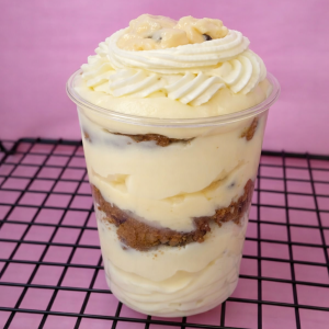 Pavê no Copo 150ml personalizado da Le Pavê Paveteria com camadas de creme confeiteiro