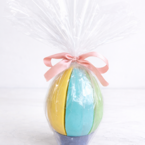 Ovo de Páscoa em fatias coloridas da Le Pavê Paveteria embalado para presente